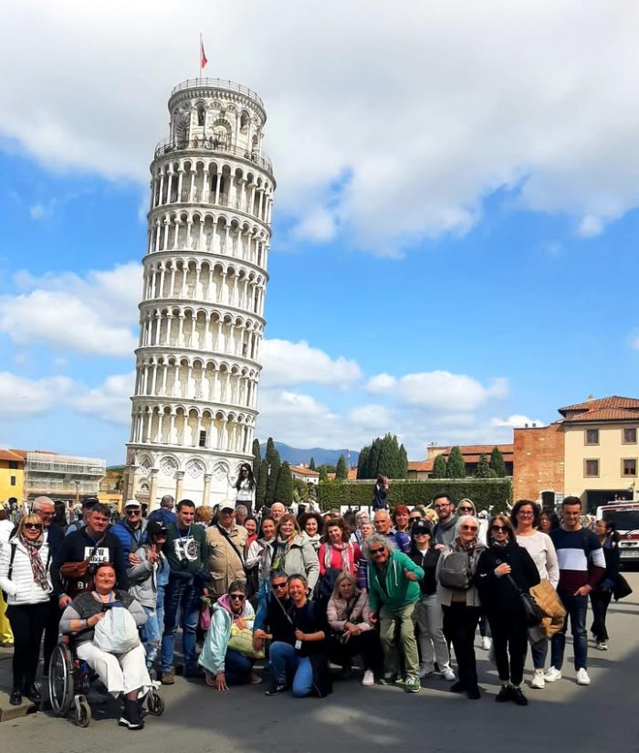 Weekend tra storia, bellezza e risate!

Abbiamo appena trascorso un meraviglioso fine settimana alla scoperta di Lucca e Pisa 🏰✨ Due gioielli toscani ricchi di fascino e cultura!
Passeggiate lungo le mura di Lucca 🚶‍♀️🌿, scorci suggestivi, torri medievali 🕍 e una tappa immancabile sotto la celebre Torre di Pisa 🏛️… il tutto arricchito da tanta allegria e spirito di gruppo