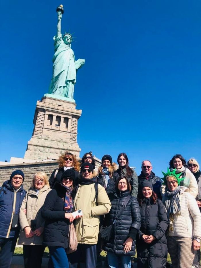 NEW YORK, CI HAI FATTO SOGNARE!

Siamo appena rientrati da un viaggio di gruppo indimenticabile nella Grande Mela:
Statua della Libertà 🗽, Brooklyn 🌉, il MoMA 🖼️ e il meglio che questa città incredibile ha da offrire!

Grattacieli iconici, luci sfavillanti, quartieri pieni di energia e momenti che ci porteremo nel cuore.
Abbiamo vissuto il meglio di New York… insieme!

Grazie di cuore a tutti i partecipanti che hanno reso questa esperienza così speciale.
Ogni risata, ogni passo condiviso, ogni scatto… è diventato parte di un ricordo che durerà per sempre.

E ora si guarda avanti!
Ad agosto torniamo negli Stati Uniti, ma questa volta ci aspettano i maestosi Parchi dell’Ovest
Grand Canyon 🏜️, Monument Valley ⛰️, Bryce Canyon 🌄 e tanto altro…
Un viaggio tra natura selvaggia, panorami mozzafiato e libertà.

Vuoi essere dei nostri? Scrivici per info!

Info & contatti
☎ 042430068
📧 info@canilviaggi.it
BUON VIAGGIO !!!
#canilviaggi #emozionicherestano