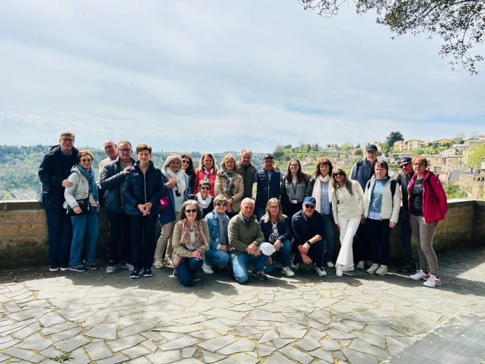 Weekend tra borghi sospesi nel tempo

Abbiamo vissuto un fine settimana indimenticabile nel cuore della Tuscia tra storia, sapori autentici e panorami mozzafiato!

🏰Viterbo ci ha accolti con il suo fascino medievale ⛪️Orvieto ci ha lasciati senza fiato con il suo Duomo maestoso 
Civita di Bagnoregio ci ha fatto sognare sospesi tra cielo e terra… e poi la quiete del Lago di Bolsena 🌊, un angolo di pace perfetto per concludere questo viaggio di gruppo con il sorriso ☀️

Grazie a chi ha condiviso con noi ogni emozione, ogni risata, ogni scoperta ❤️
La bellezza dell’Italia è ancora più bella… quando la si vive insieme!

Pronti per le avventure di Pasqua?🧳