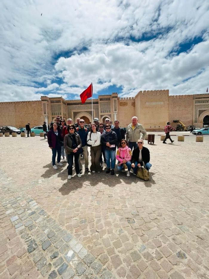 Rabat, Casablanca, Meknès, Volubilis
Sono state le prime tappe del nostro viaggio alla scoperta delle Città Imperiali del Marocco 🇲🇦, in un’avventura pasquale tra storia, cultura e meraviglia ✨

Rabat, elegante e rilassata, ci ha accolti con i suoi giardini e la maestosità della Torre di Hassan 🌿🕌
Casablanca ci ha fatto sognare con il suo fascino cosmopolita e l’imponenza della Moschea Hassan II, affacciata sull’oceano 🌊🏙️
Meknès ci ha mostrato il suo passato glorioso tra mura poderose e porte monumentali 🏰
E poi Volubilis, un tuffo nell’antichità, tra rovine romane perfettamente conservate e paesaggi mozzafiato 🏛️⛰️

Un inizio di tour che ci ha già fatto innamorare di questo Paese dai mille volti ❤️
E il meglio deve ancora venire…