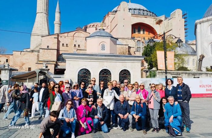 Istanbul, che meraviglia!
Il nostro viaggio in Turchia è iniziato tra le magie di una città sospesa tra Oriente e Occidente 🇹🇷✨

Passeggiando tra i minareti e i profumi di spezie, ci siamo lasciati incantare dalla Moschea Blu 🕌, dalla maestosa Santa Sofia ⛪ e dal vivacissimo Gran Bazar 🛍️.
Ogni angolo, ogni sguardo, ogni tramonto ci racconta una Istanbul affascinante e piena di anima.

E ora… pronti a volare verso la magia della Cappadocia, tra camini delle fate e mongolfiere all’alba?
Rimanete con noi, il viaggio continua!