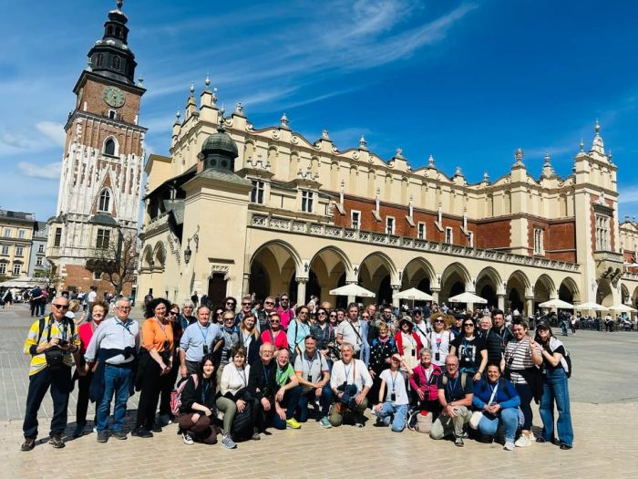 Pasqua in POLONIA… tra emozioni, storia e meraviglia!

Abbiamo trascorso le festività pasquali attraversando l’Europa centrale, in un itinerario ricco di bellezza, cultura e riflessione.

Prima tappa: Brno 🏰
Una città vivace e sorprendente, tra eleganti piazze, architetture austro-ungariche e un’atmosfera giovane e dinamica.

Poi Cracovia ❤️
Il cuore pulsante della Polonia, con il suo centro storico fiabesco, il Castello del Wawel e la vivace Piazza del Mercato. Ogni angolo racconta una storia.

Auschwitz 🕊️
Una tappa silenziosa, intensa, difficile da descrivere.
Camminare in quel luogo è stato un atto di memoria e rispetto. Un momento che ha lasciato un segno profondo in ognuno di noi.

Le Miniere di Sale di Wieliczka ⛏️
Un vero mondo sotterraneo scolpito nel sale: tunnel, sculture, una cattedrale… un patrimonio dell’umanità che ci ha lasciati senza parole.

Infine Bratislava 🏙️
Un’incantevole conclusione, tra scorci sul Danubio, il castello che domina la città e la magia di una capitale piccola ma piena di fascino.

Un viaggio di Pasqua che porteremo nel cuore.
Grazie a chi ha scelto di vivere con noi questa esperienza autentica, fatta di condivisione, emozione e scoperta.
Alla prossima avventura! ✈️