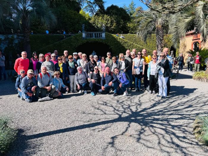 Due giornate splendide, baciate dal sole ☀️ e da temperature estive!
Con il nostro gruppo abbiamo vissuto emozioni uniche tra le meraviglie del Lago d’Orta e del Lago Maggiore 🌊.
Ieri ci siamo immersi nell’incanto di Orta San Giulio e dell’Isola di San Giulio 🏰, mentre oggi abbiamo esplorato le affascinanti Isole Borromee: l’Isola Bella e l’Isola Madre 🌸.
Il nostro viaggio non è ancora finito… domani ci aspetta l’esperienza del Treno delle Centovalli 🚂!
Che bellezza condividere questi momenti insieme! ❤️