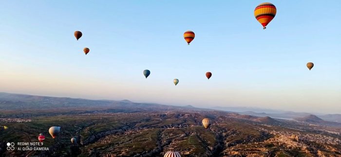 Siamo tornati… e il cuore è ancora là! ✈️
Dalla magia senza tempo della Cappadocia ✨, tra camini delle fate e cieli pieni di mongolfiere 🎈,
alla storia millenaria di Ankara 🏛️, fino alla meraviglia archeologica di Efeso 🏺…
Un viaggio ricco di emozioni, colori e scoperte indimenticabili!