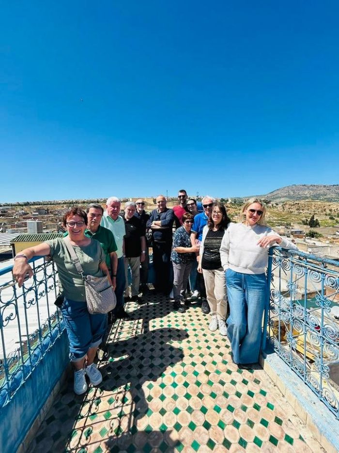 Si chiude un viaggio da sogno tra i colori, i profumi e la magia del Marocco! ✨
Le ultime tappe ci hanno incantato: Fès con il suo fascino autentico, Marrakech con i suoi suoni e meraviglie, e poi la splendida Valle dell’Ourika.
Abbiamo scoperto la vita vera nei mercati tradizionali 🛍️, assaporato il pane caldo 🥖, il burro fresco 🧈, il miele dorato 🍯 e sorseggiato il tè berbero ☕ nel cuore di un villaggio.
Un’esperienza autentica che ci ha riempito il cuore ❤️… e che non dimenticheremo mai!