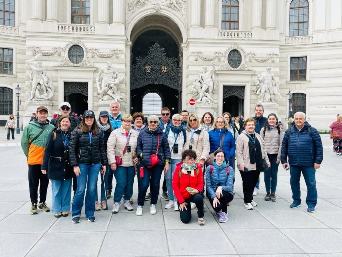 Elegante, aristocratica, ordinata… IMPERIALE! 
Vienna ci ha accorti con la 🌧️ pioggia, ma ha saputo sapientemente farsi perdonare in tutta la sua eleganza, con i suoi maestosi palazzi, la bellissima Stephenplatz, i fasti della dinastia asburgica, i parchi, gli arredi, i caffè… 

E poi, conquistata dalla simpatia ed allegria del nostro gruppo, Vienna ci ha finalmente regalato una splendida giornata di sole ☀️, dove i raggi si specchiavano sulle acque del bel Danubio blu e il panorama dal Prater 🎡 si è mostrato in tutta la sua bellezza! 

Non sono mancati il buon cibo e la bella musica 🎶 l, per un viaggio meraviglioso che attraversa le Alpi! 
Grazie Vienna, auf wiedersehen vicina Austria🇦🇹!

PROSSIMO APPUNTAMENTO A VIENNA:

📆 VIENNA, BUDAPEST, PRAGA, BRATISLAVA
👉🏻 https://www.canilviaggi.it/prodotto/vienna-budapest-praga-e-bratislava/

📆 VIENNA E BUDAPEST
👉🏻 https://www.canilviaggi.it/prodotto/vienna-e-budapest/

📆 VIENNA
👉🏻 https://www.canilviaggi.it/prodotto/vienna-la-citta-imperiale-2/