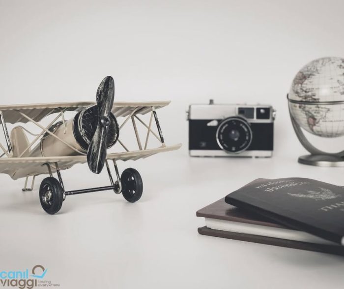 Il 1° maggio è la Festa dei Lavoratori ✈️

Una ricorrenza nata nel XIX secolo per ricordare le conquiste di chi ha lottato per i diritti sul lavoro.

Ma lo sapevi che il turismo ha una storia profondamente legata al mondo del lavoro?

🧳 I primi viaggi organizzati nascono proprio per i lavoratori.
Nel 1841, Thomas Cook organizza in Inghilterra il primo viaggio di gruppo…
per permettere agli operai di partecipare a un congresso sindacale.
Da lì nasce l’idea di rendere il viaggio accessibile a tutti.

🚂 In Italia, tra la fine dell’800 e l’inizio del ’900,
nascono le prime ferrovie turistiche popolari,
e con esse le “vacanze operaie” promosse da circoli aziendali e sindacali.

Dal biglietto del treno del 1841… al check-in online di oggi.
Cambiano i mezzi, non il desiderio: scoprire il mondo, passo dopo passo 🗺
