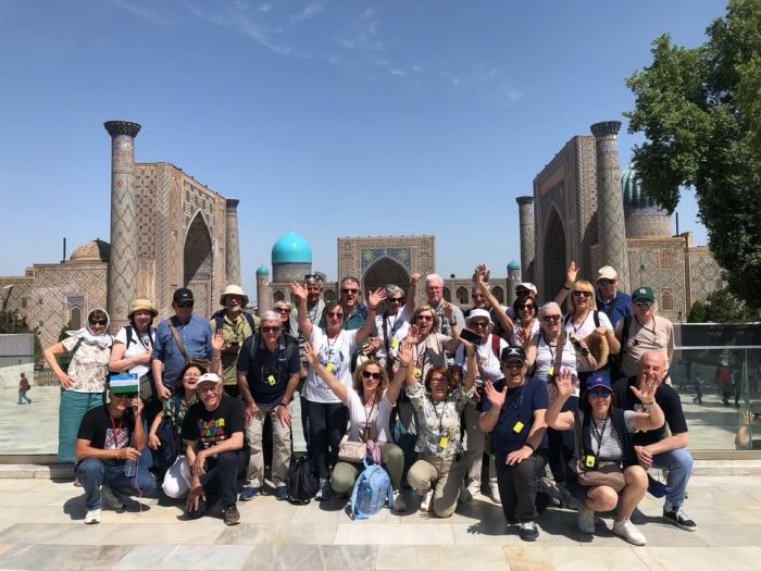 Siamo tornati da un viaggio che sembra un sogno: l’UZBEKISTAN!🇺🇿

Un itinerario che ci ha fatto immergere nella magia della Via della Seta ✨, tra cupole turchesi, mercati profumati di spezie e sorrisi indimenticabili.

Abbiamo passeggiato tra i vicoli di Khiva 🏰, gioiello intatto tra le sue mura antiche…
Scoperto la spiritualità di Bukhara 🕌, tra madrase, moschee e caravanserragli…
Ammirato la bellezza senza tempo di Samarcanda, con la sua leggendaria piazza Registan…
E concluso il nostro viaggio a Tashkent 🌆, dove modernità e tradizione si incontrano.

Ogni tappa ci ha regalato emozioni autentiche, panorami da fiaba e una cultura ricca e affascinante.

E tu? Ti unisci a noi nel prossimo viaggio in Uzbekistan?
Ritorneremo presto… e sarà ancora più speciale!