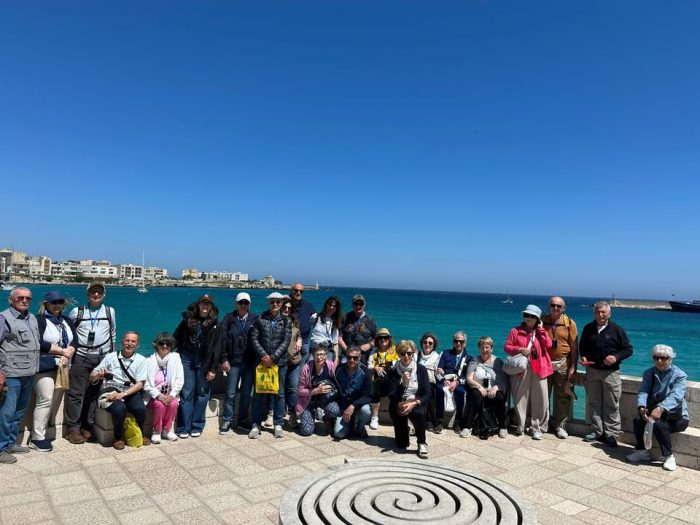 Siamo tornati dal nostro Gran Tour della Puglia… e già ci manca!
8 giorni intensi tra borghi bianchi, mare cristallino, sapori autentici e scorci da cartolina!

Abbiamo iniziato da Bari ⚓️ con la sua città vecchia e il profumo di focaccia appena sfornata…
Ci siamo meravigliati davanti ai trulli di Alberobello 🏡 e alla perfezione di Castel del Monte 🏰
A Trani e Brindisi abbiamo respirato la brezza del mare tra storia e porti antichi
A Matera 🪨 ci siamo persi tra i Sassi, patrimonio UNESCO
Poi Ostuni ✨, la città bianca, e Otranto 🌊 con i suoi colori mediterranei
E infine Lecce, la signora del barocco, che ci ha lasciato senza parole!

Un viaggio pieno di emozioni, sapori, arte e tradizioni