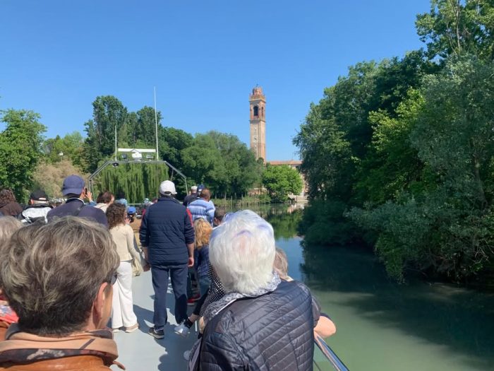 🌿 Una domenica immersi nella bellezza del Sile!

Un viaggio lento, tra natura, storia e sapori autentici: dalla partenza in motonave a Portegrandi, alla navigazione lungo il fiume Sile con sosta a Casale sul Sile, fino all’eleganza di Villa Tiepolo Passi a Carbonera.
Un’esperienza ricca di fascino, racconti e panorami che ci ha lasciato nel cuore immagini meravigliose… e che vogliamo rivivere ancora! 

🚢 Nuova data in arrivo: domenica 7 settembre 2025
🚤 Crociera sul fiume Sile e visita a Villa Tiepolo Passi
Un itinerario tra ville venete, racconti di commerci fluviali e atmosfere d’altri tempi.

📅 Prenota entro il 31 luglio a €130,00
💶 Saldo all’iscrizione

👉 https://www.canilviaggi.it/prodotto/crociera-sul-fiume-sile-e-villa-tiepolo-passi-2/

Per info e costi, contattaci!
Info & contatti
☎ 042430068
📧 info@canilviaggi.it
BUON VIAGGIO !!!