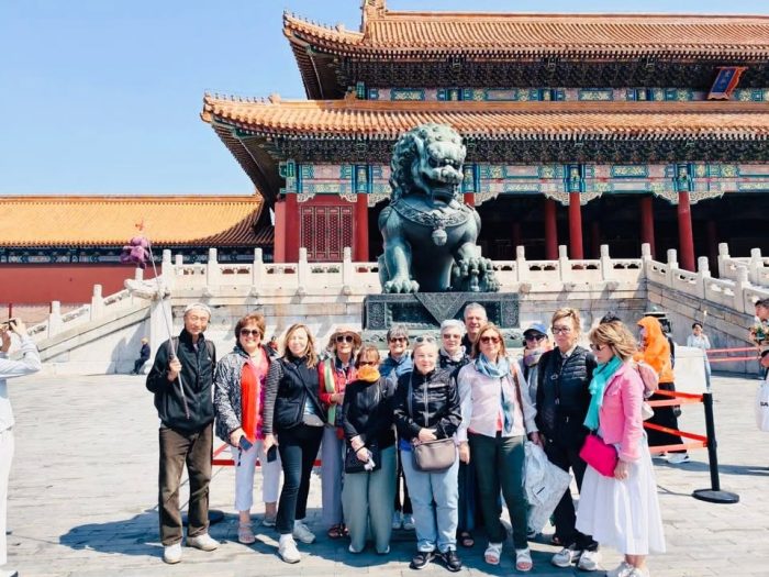 Appena rientrati da un viaggio straordinario: la CINA!

⛩️ Un Paese che ci ha conquistati con la sua storia millenaria, i suoi contrasti sorprendenti e i suoi panorami mozzafiato.

🇨🇳 Dal camminare lungo la Grande Muraglia (lo sapevi che è visibile dallo spazio solo in condizioni ideali?)
al perdersi tra i giardini silenziosi e i templi profumati d’incenso, passando per metropoli incredibili come Shanghai e Pechino, dove il passato e il futuro convivono a pochi passi

Grazie a tutti i viaggiatori che hanno condiviso con noi questa avventura indimenticabile!
Ogni scatto racconta un’emozione, un incontro, una scoperta.

✈️ E tu, sei pronto a partire per un viaggio che ti cambia dentro?