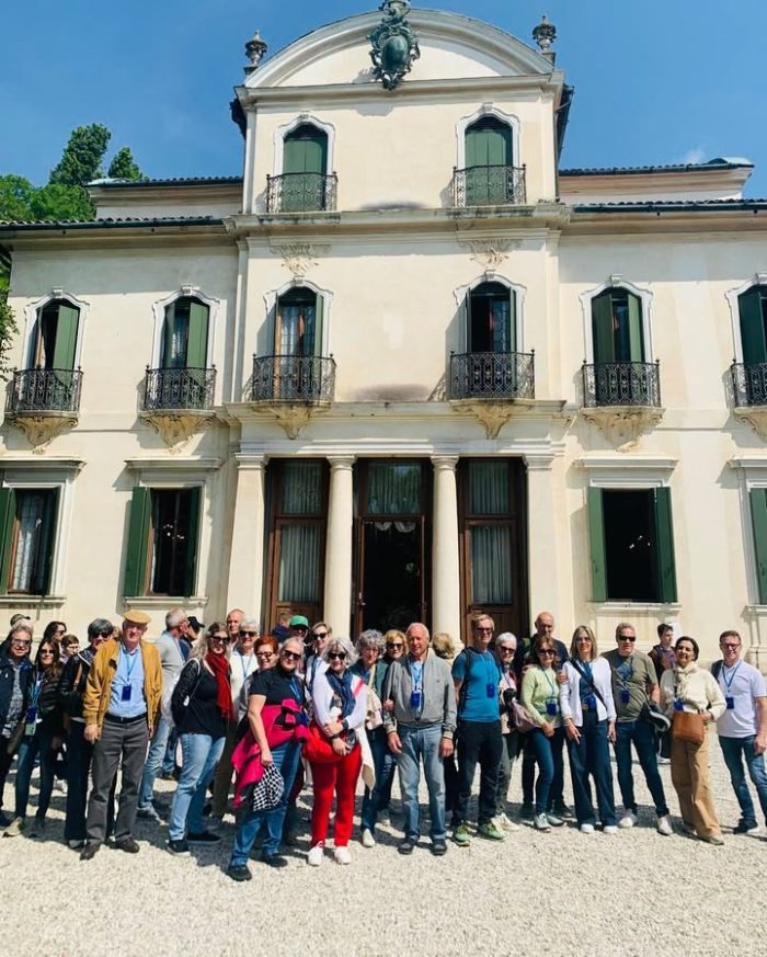 Domenica a bordo dei Battelli del Brenta

🚤 Una giornata tra storia, eleganza e paesaggi da cartolina!
Da Malcontenta a Stra, abbiamo navigato lungo il Brenta, scoprendo le meravigliose ville venete che si affacciano sul fiume.

🏛 Villa Foscari “La Malcontenta” – austera e affascinante
🎨 Villa Widmann – raffinata e barocca
👑 Villa Pisani – la regina delle ville venete

Tra arte, natura e racconti di un tempo, abbiamo vissuto un’esperienza unica!

Vuoi salire a bordo anche tu?
📆 A grande richiesta, si replica a settembre!

👉🏻 https://www.canilviaggi.it/prodotto/i-battelli-del-brenta-2/

Info & contatti
☎ 042430068
📧 info@canilviaggi.it
BUON VIAGGIO !!!
#canilviaggi #emozionicherestano