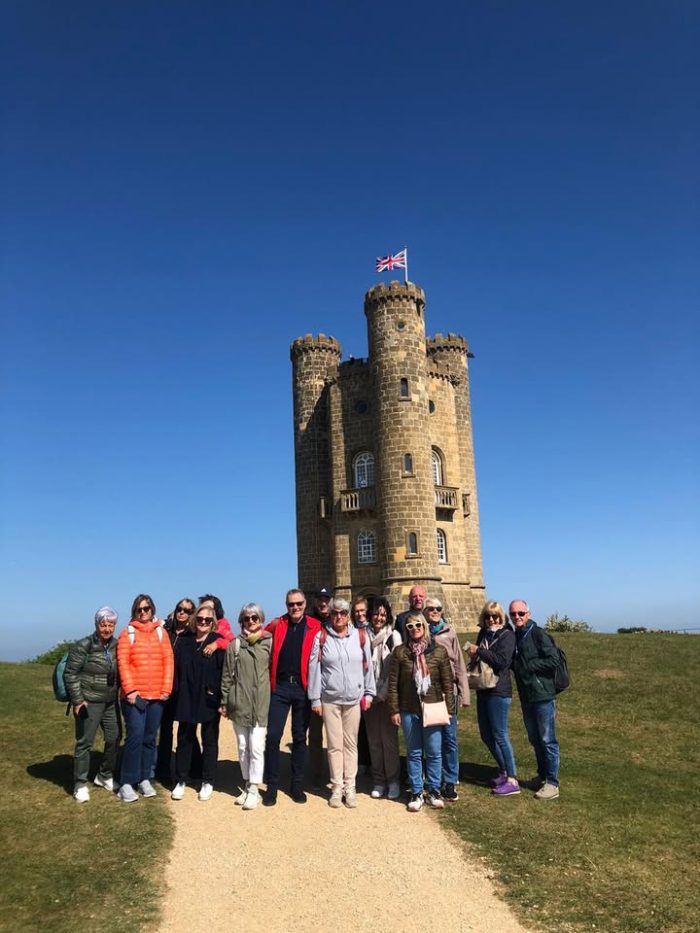 Cornovaglia & Cotswolds: un viaggio tra meraviglie british🇬🇧

Dal 18 al 25 maggio abbiamo vissuto un itinerario da sogno, tra paesaggi da cartolina e villaggi sospesi nel tempo.

⛪️ Abbazie antiche e scogliere spettacolari
🌸 Cittadine eleganti, cottage in pietra e giardini in fiore
🌊 La magia della Cornovaglia, con i suoi fari, i porticcioli e la brezza dell’oceano

Dalle Cotswolds alla Land’s End, passando per Bath, St. Ives, St. Michael’s Mount e tanto altro: ogni tappa è stata una scoperta.

Un viaggio tra storia, natura e autentica atmosfera britannica.

Un grazie speciale al gruppo per l’energia, le risate e i bei momenti condivisi!

📸Ecco qualche foto per farvi viaggiare con noi
