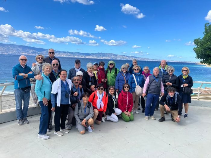 ☀️ Cartolina dalla Calabria 🇮🇹🌊
Il nostro gruppo è in viaggio nel cuore del Sud, tra paesaggi mozzafiato, borghi ricchi di storia e giornate splendide di sole! ☀️✨
Dalla costa al cuore dell’entroterra, stiamo vivendo giornate piene di scoperte, profumi mediterranei e panorami che raccontano la vera anima di questa terra meravigliosa.
📸 Sorrisi, buon cibo e tanto sole… la Calabria ci sta accogliendo nel migliore dei modi!