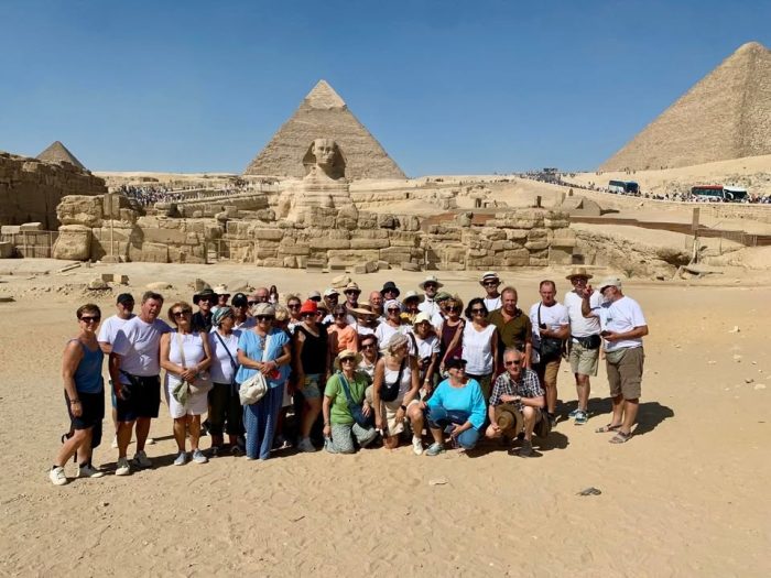 CROCIERA SUL NILO ✅
IL CAIRO ✅
UN SUPER GRUPPO ✅
Sorrisi, cultura e panorami che tolgono il fiato: questo è l’Egitto che stiamo vivendo insieme! 🇪🇬
Tra le acque del Nilo — culla di una delle civiltà più antiche al mondo — abbiamo navigato tra templi millenari, statue colossali e leggende che raccontano la storia dei faraoni.
Dalle Piramidi di Giza alla maestosità di Luxor e Assuan… un viaggio che profuma di eternità 📸💛