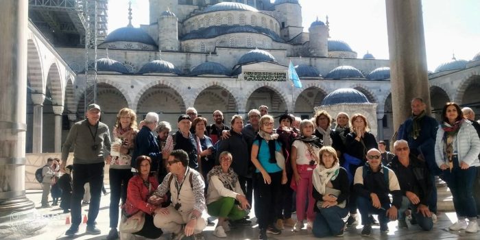 🌍 Istanbul & Cappadocia
Un viaggio nel cuore della Turchia, tra storia millenaria, tradizioni affascinanti e paesaggi che sembrano dipinti. 🇹🇷
Abbiamo passeggiato tra i minareti e i profumi del Gran Bazar, ammirato la maestosità di Santa Sofia e della Moschea Blu e navigato sul Bosforo, quel confine sospeso tra Oriente e Occidente.
E poi… la magia della Cappadocia. I camini delle fate, le città sotterranee e le rocce scolpite dal tempo
Un viaggio intenso, ricco di emozioni, panorami e sorrisi condivisi con un gruppo speciale. Momenti che resteranno impressi nei nostri cuori 💛