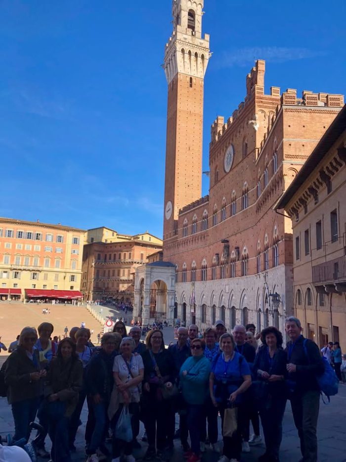 Siena ci ha accolti con il suo fascino medievale, le sue piazze e i suoi scorci da cartolina 🏰✨
E a bordo di un treno storico a vapore abbiamo vissuto un viaggio fuori dal tempo 🚂🤎
Giornate speciali, in compagnia di un gruppo meraviglioso 💛