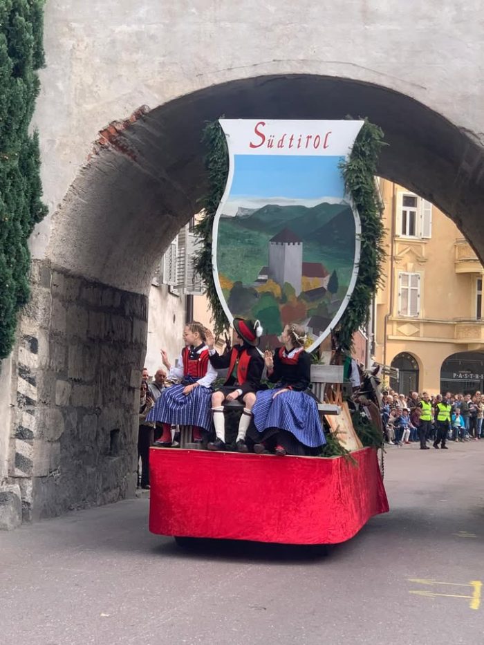 🍇 Festa dell’Uva di Merano: tradizione, profumi e colori che ogni anno incantano questa splendida cittadina altoatesina
Tra sfilate folkloristiche, musica dal vivo, costumi tipici e sapori autentici… ci siamo immersi in un’atmosfera unica, dove l’autunno profuma di mosto e allegria 🍷🍁