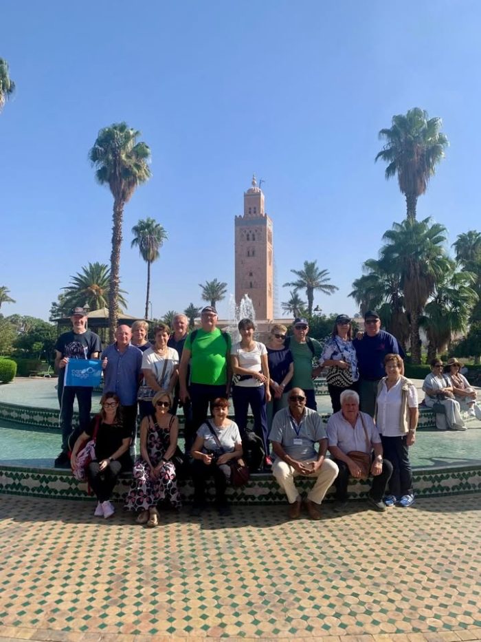 🇲🇦 Atterrati in Marocco!
La nostra nuova avventura è ufficialmente iniziata ✈️
Un gruppo sorridente, Marrakech che ci accoglie con i suoi colori e profumi, e la meravigliosa Kasbah Aït Ben Haddou, patrimonio UNESCO, che ci fa già sognare 🏜️
