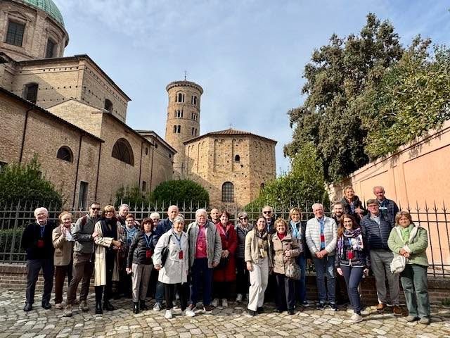 Domenica 26 ottobre a RAVENNA 🇮🇹
Una splendida giornata trascorsa alla scoperta di Ravenna, città d’arte e di storia, custode di capolavori bizantini unici al mondo 🏛️
Passeggiando tra basiliche, battisteri e mausolei, siamo rimasti incantati dalla luce dorata dei mosaici, veri e propri racconti di pietra e vetro che da secoli affascinano viaggiatori da ogni parte del mondo
📸 Momento speciale: la foto di gruppo, per racchiudere in uno scatto la bellezza dei luoghi visitati e la gioia di condividere insieme esperienze che lasciano il segno