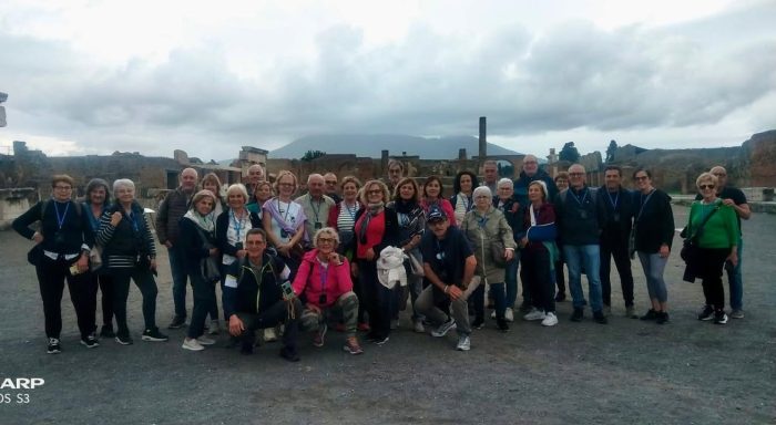 Cinque giorni tra storia, cultura e panorami indimenticabili 🇮🇹
Da Napoli, con Spaccanapoli, Piazza del Plebiscito e il lungomare, alla Costiera Amalfitana con Amalfi e Positano, passando per la suggestiva Pompei, la maestosità della Reggia di Caserta e un’entusiasmante escursione sul Vesuvio 🌋
Paesaggi unici, sapori autentici, emozioni condivise: un viaggio che ci ha lasciato il cuore pieno di meraviglia 💙📸