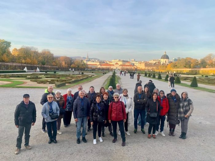 🇦🇹Weekend a Vienna 🇦🇹
Tre giorni immersi nella magia della capitale asburgica: tra palazzi imperiali, atmosfera elegante e profumo di caffè viennese
Abbiamo visitato il maestoso Schönbrunn, passeggiato nel cuore storico della città e assaporato una fetta della leggendaria Sacher… un dolce finale per un viaggio indimenticabile! 🍰🏰
📸 Un assaggio dei momenti vissuti insieme durante questo meraviglioso weekend a Vienna 💙