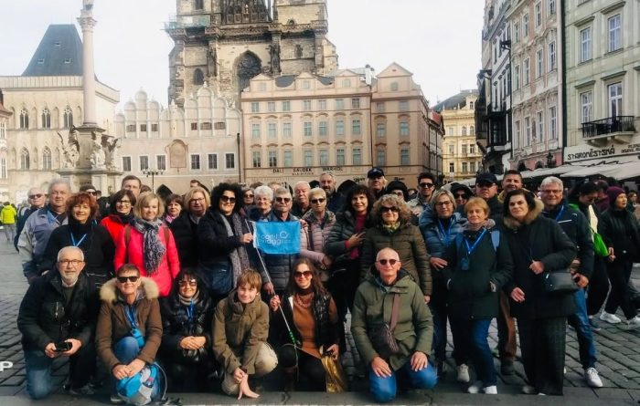 🇨🇿 Weekend a Praga
Dal 30 ottobre al 2 novembre abbiamo trascorso qualche giorno nella magica capitale ceca, tra eleganza, storia e scorci che sembrano usciti da una fiaba.
Abbiamo navigato sulle acque della Moldava, ammirando il profilo della città dal fiume, e ci siamo immersi nel fascino del centro storico con il suo Orologio Astronomico, il Ponte Carlo e la Piazza della Città Vecchia.
Un viaggio di gruppo tra luci, risate e tanta bellezza! 😍
